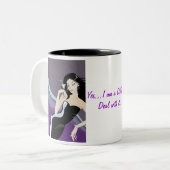 マルティーニガラスを持つ紫色のファンシーな女の子 ツートーンマグカップ (正面左)