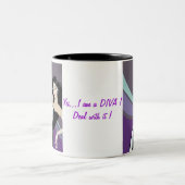 マルティーニガラスを持つ紫色のファンシーな女の子 ツートーンマグカップ (中央)