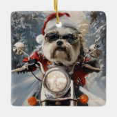 マルティTzu犬オートバイクリスマスに乗る セラミックオーナメント (正面)