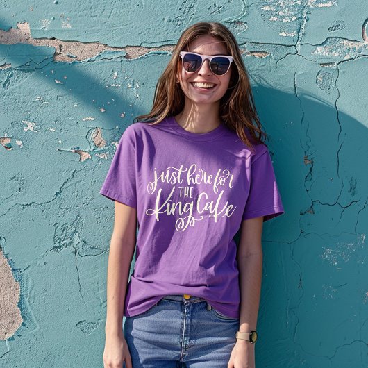 マルディグラがキングケーキのためにここにいる Tシャツ