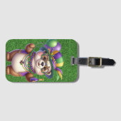 マルディグラの服を着た可愛いテディベア ラゲッジタグ (正面横)