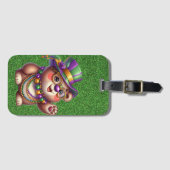 マルディグラの服を着た可愛いテディベア ラゲッジタグ (正面横)