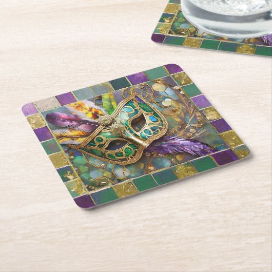 マルディグラスグリーンと金ゴールド羽カラフルマスク スクエアペーパーコースター (アングル)