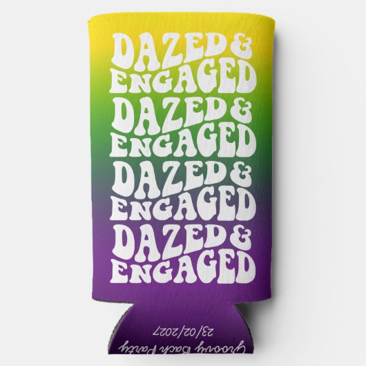 マルディグラスデイズ婚約したタイポグラフィデザイン スリム缶クーラー (裏面)