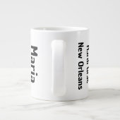 マルディグラスパーティーマスク私はコーヒーをたくさん必要 ジャンボコーヒーマグカップ (裏面)