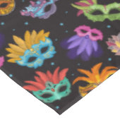 マルディグラスフェザーマスクパープルグリーンブルースター テーブルクロス (アングル)