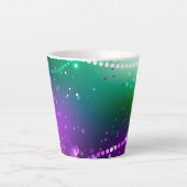 マルディグラスフェスティバルパープルバックグラウンド カフェラテマグ (正面)