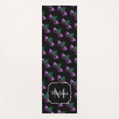 マルディグラスマスクパープルグリーンスパークルズモノグラム ヨガマット (正面)