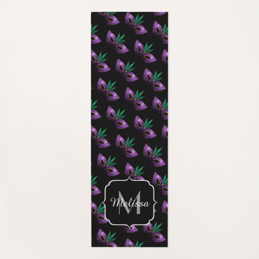 マルディグラスマスクパープルグリーンスパークルズモノグラム ヨガマット (正面)