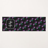 マルディグラスマスクパープルグリーンスパークルズモノグラム ヨガマット (正面(横))
