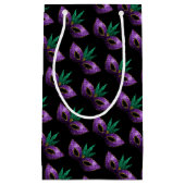 マルディグラスマスクパープルグリーン金ゴールドスパークルスパターン スモールペーパーバッグ (正面)