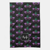マルディグラスマスクパープルスパープルパターンモノグラム キッチンタオル (縦)