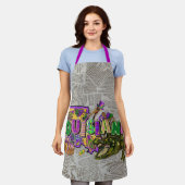 マルディグラスヴィンテージ新聞キングケーキアリゲーター エプロン (着用した状態)