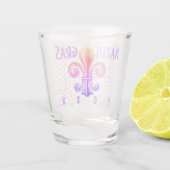 マルディグラス（紋章の）フラ・ダ・リタイポグラフィパープルピンク ショットグラス (裏面)