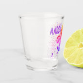 マルディグラス（紋章の）フラ・ダ・リタイポグラフィパープルピンク ショットグラス (左)