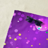 マルディグラフェスティバルパープルバックグラウンド ビーチタオル (インサイチュ)