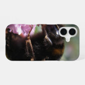 マルハナバチとピンクの花 iPhone 16ケース (裏面横)