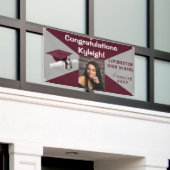 マルーンとグレービニルの卒業写真 横断幕 (ビルの外側)