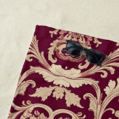 マルーンとベージュのヴィンテージパターン ビーチタオル (インサイチュ)