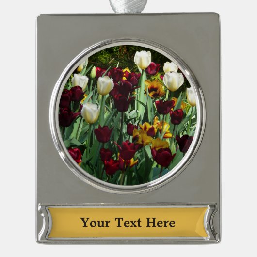 マルーンと黄色のチューリップカラフルフローラ シルバープレートバナーオーナメント (正面)