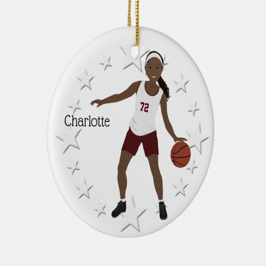 マルーンのアフリカ系アメリカ人バスケットボールの女の子 セラミックオーナメント (右)