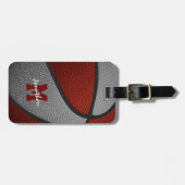 マルーンのグレーチームカラーズモノグラムのバスケットボール ラゲッジタグ (正面横)