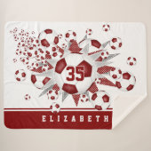 マルーンの白いサッカーボールが女の子のスポーツルームをスター シェルパブランケット (正面(横))