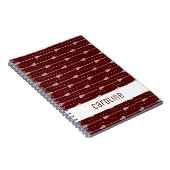 マルーンの白い棒と点々のある線パターン（の模様が）ある ノートブック (右側)