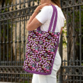 マルーンの背景に紫の花を持つトート トートバッグ