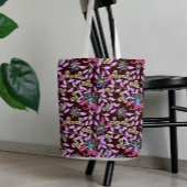 マルーンの背景に紫の花を持つトート トートバッグ