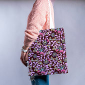 マルーンの背景に紫の花を持つトート トートバッグ