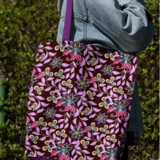 マルーンの背景に紫の花を持つトート トートバッグ