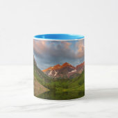 マルーンの鐘が静かなマルーン湖2に反射 マグカップ (中央)