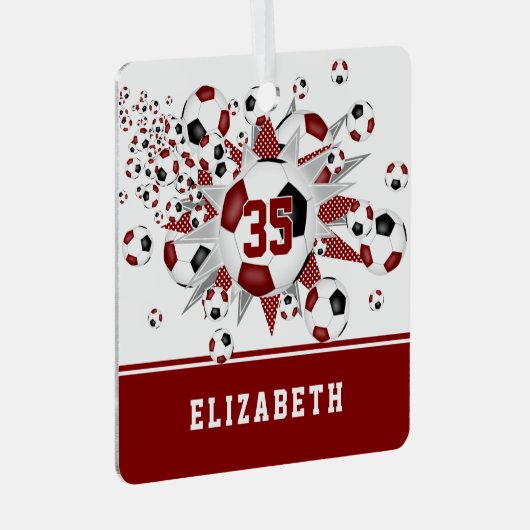 マルーンの黒いサッカーボールが星をパーソナライズされた出す メタルオーナメント (正面右)