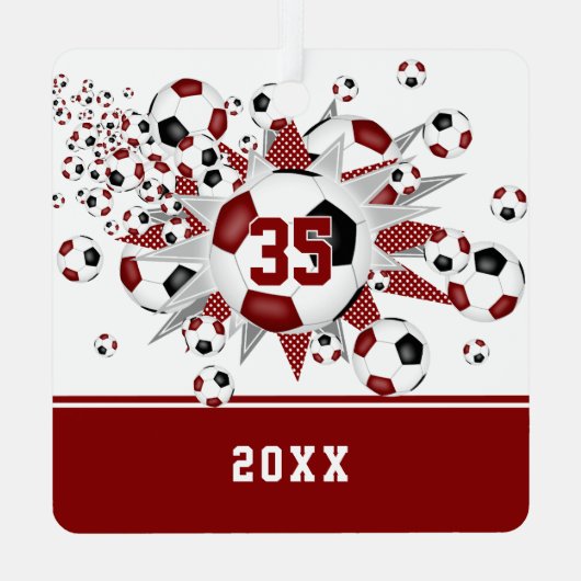 マルーンの黒いサッカーボールが星をパーソナライズされた出す メタルオーナメント (裏面)