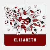 マルーンの黒いサッカーボールが星をパーソナライズされた出す メタルオーナメント (正面)