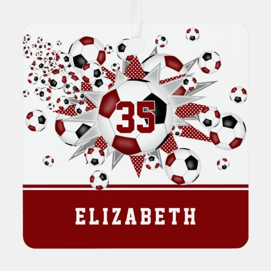 マルーンの黒いサッカーボールが星をパーソナライズされた出す メタルオーナメント (正面)
