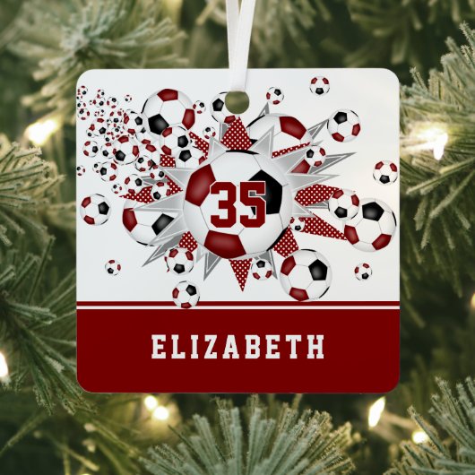 マルーンの黒いサッカーボールが星をパーソナライズされた出す メタルオーナメント (インサイチュ)