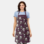 マルーンゴシックスカルとバラ名前をカスタムする エプロン (着用した状態)