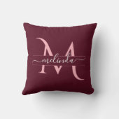 マルーンピンクカスタム色モノグラム名スクリプト クッション (裏面)