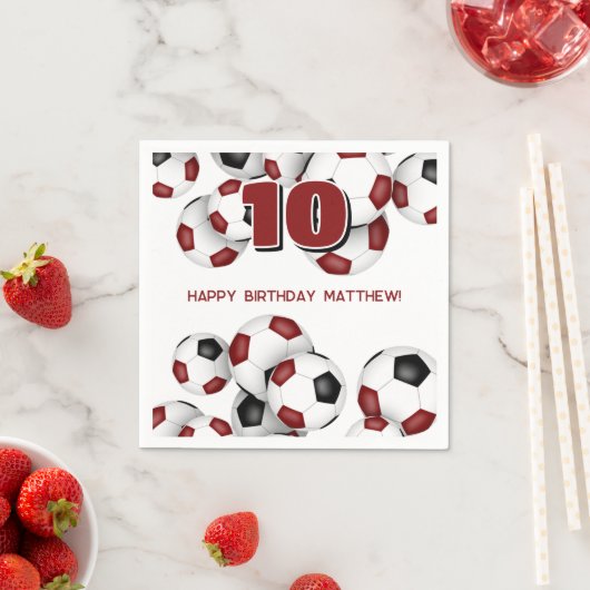 マルーンブラックサッカーボール子供の誕生日パーティー スタンダードカクテルナプキン (インサイチュ)