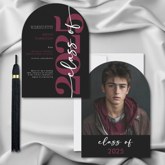 マルーンモダンタイポグラフィアーチグラッドアナウンスメント 招待状