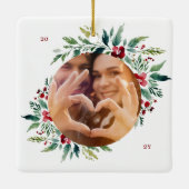 マルーンラウンド写真フローラキッズクリスマス セラミックオーナメント (裏面)