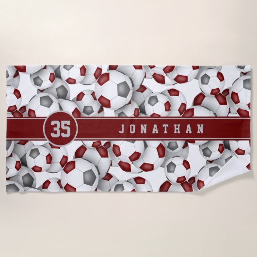 マルーン灰色のキッズサッカーチームの色のスポーツパターン ビーチタオル (正面)