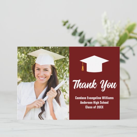 マルーン白の卒業写真パーソナライズされた サンキューカード (スタンド正面)