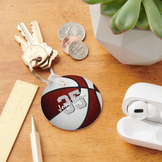 マルーン白チームカラーズボーイズバスケットボール キーホルダー (デスク)