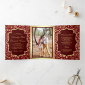 マルーン金ゴールドペイズリーボリウッドスタイル結婚インディアン 三つ折り招待状 (内部)