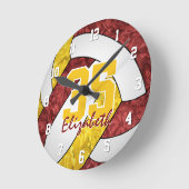 マルーン金ゴールド女子スポーツチームカラーバレーボール ラウンド壁時計 (傾斜)