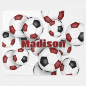 マルーン黒サッカーボールキッズスポーツルーム フリースブランケット (正面(横))