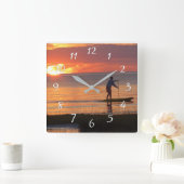 マンオンウォーターボードアットサンセットオンケープコッドビーチ スクエア壁時計 (ホーム)